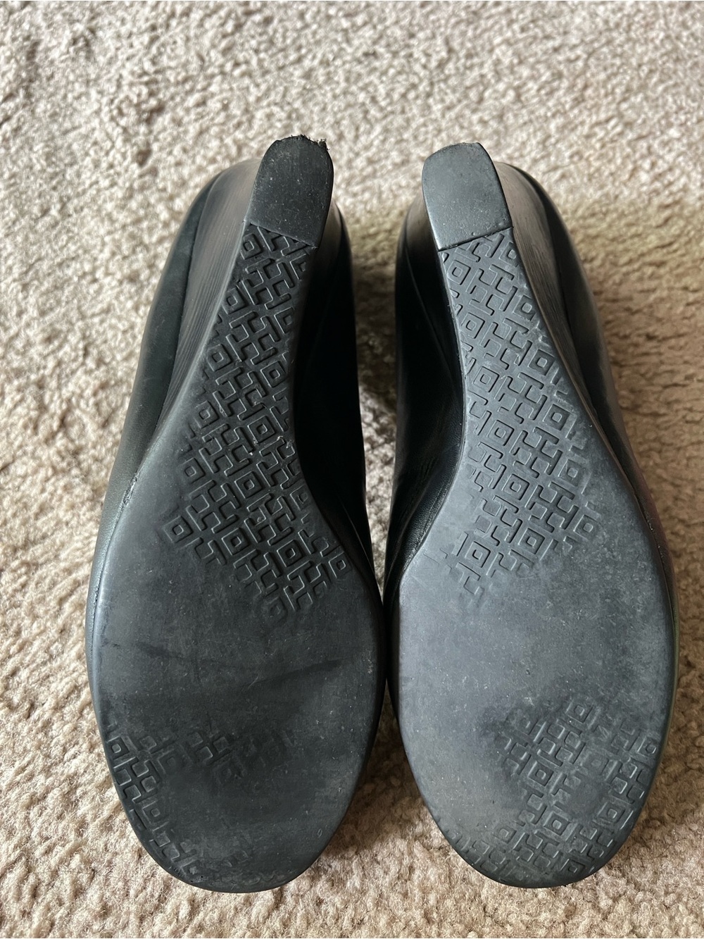 Tory Burch Sally Wedge Black Gold Logo Leather Heels Pumps Sz 9.5 - Picture 6 of 8